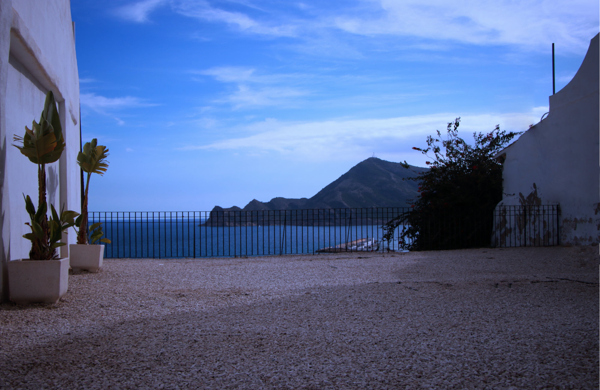 Aussicht auf das Meer zwischen zwei Häuser